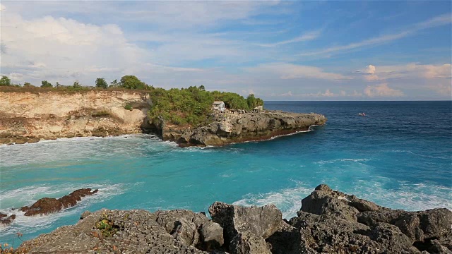 蓝色的泻湖，清澈的海水，被悬崖包围。Nusa lebongan，巴厘岛，印度尼西亚。视频素材