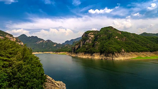 在Oksunbong山脉之间的中柱湖(由河流大坝形成的多用途湖)摆渡的延时拍摄视频素材