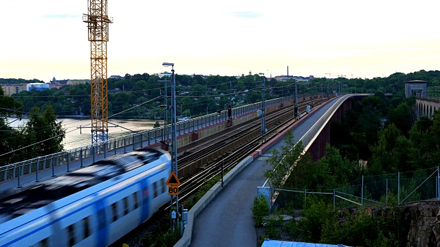 火车在黄昏时从桥上经过视频素材