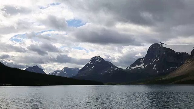 时间流逝的观点，云通过头顶的山湖视频素材