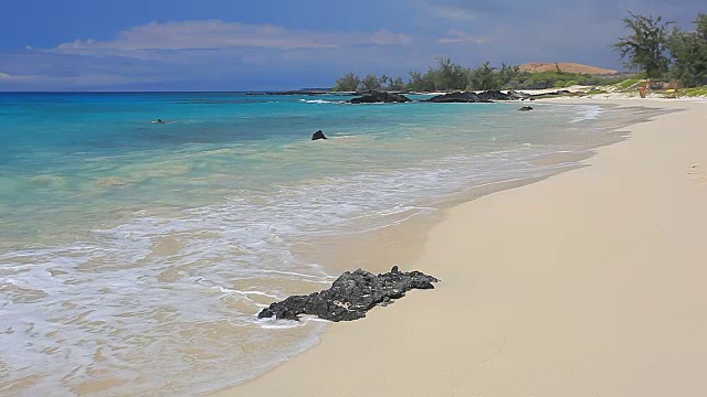 有波浪的马卡拉韦纳海滩视频素材