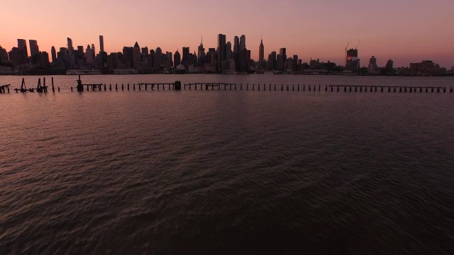 日出时空中低空飞过哈德逊河，远离曼哈顿中城，纽约市视频素材