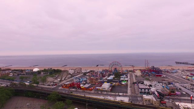 空中飞过科尼岛，海滩和海洋在布鲁克林，纽约市视频素材