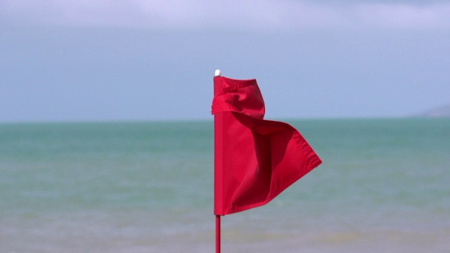 “风中飘扬的红旗，意大利西西里岛西卡附近，慢镜头”视频素材画面1