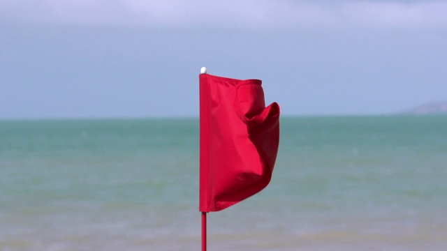 “风中飘扬的红旗，意大利西西里岛西卡附近，慢镜头”视频素材画面2