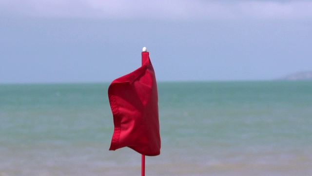“风中飘扬的红旗，意大利西西里岛西卡附近，慢镜头”视频素材画面4
