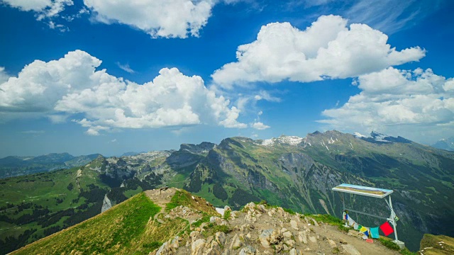 在欧洲阿尔卑斯山脉的Mannlichen山(受欢迎的徒步旅行路线)的延时拍摄视频素材