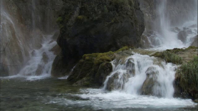 中国九寨沟，森林中的瀑布流入河流视频素材