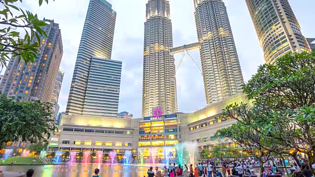 在马来西亚国家石油公司的双子塔，苏里亚KLCC。倾斜了视频素材