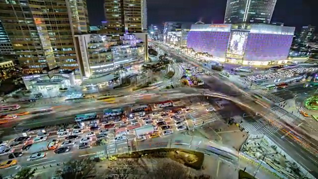 延时平移拍摄的乐天世界购物中心和乐天百货在杰姆希尔地区的夜晚视频素材