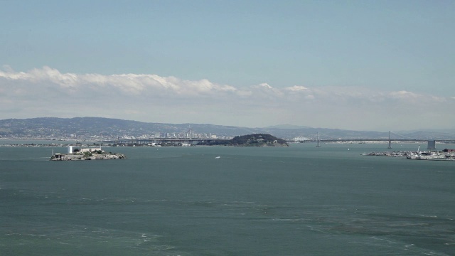 宽镜头的阿尔卡特拉斯，海湾大桥，旧金山湾视频素材