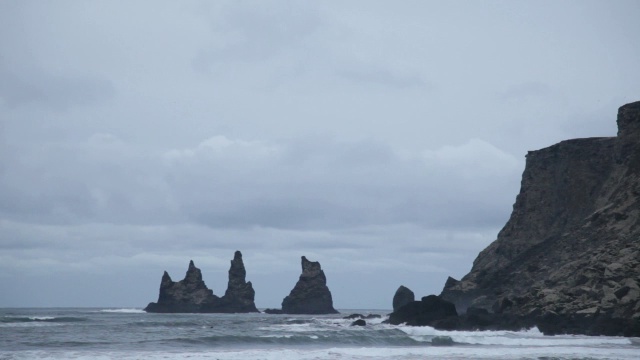 冰岛Vik I Myrdal附近的岩石海岸的中景视频素材