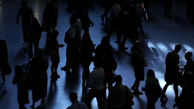 人们走在拥挤的城市街道上。曼哈顿高峰时段的通勤场景。大都市的生活方式视频素材