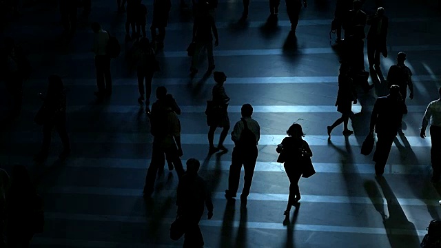 人们走在拥挤的城市街道上。曼哈顿高峰时段的通勤场景。大都市的生活方式视频素材