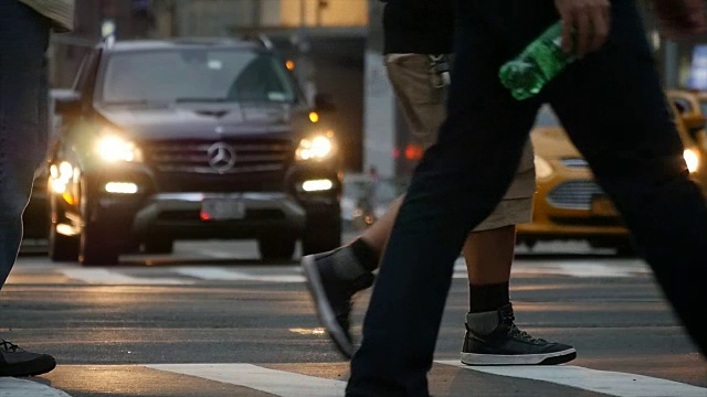 纽约的风景，上下班高峰期的通勤者走在街上。城市生活方式人群背景视频素材