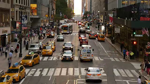 时间流逝的人群行走在繁忙的街道在高峰时间在纽约市。都市都市生活背景视频素材