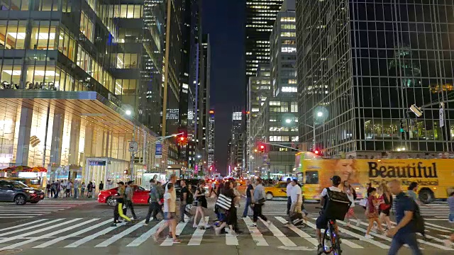 城市街道地标景观以都市都市为背景。高峰时段的交通和通勤者的场景视频素材