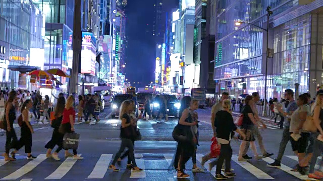 在城市中行走的人群。行人穿过繁忙的街道。都市都市生活背景视频下载