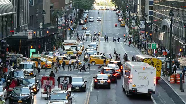 城市街道地标景观以都市都市为背景。高峰时段的交通和通勤者的场景视频下载