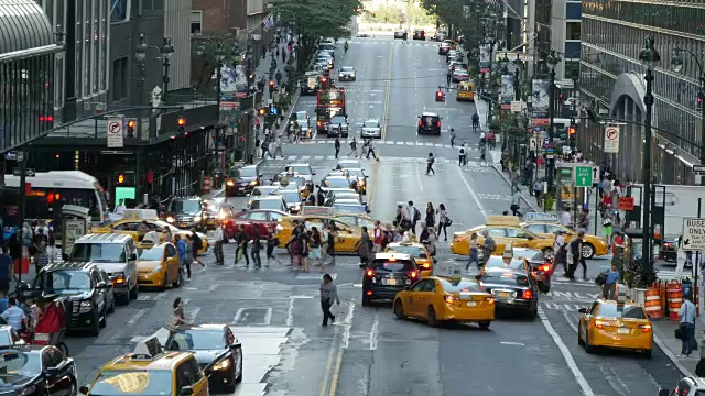 在城市中行走的人群。行人穿过繁忙的街道。都市都市生活背景视频素材