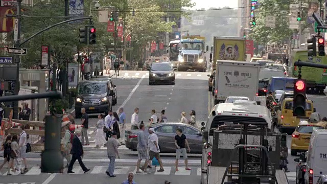 在城市中行走的人群。行人穿过繁忙的街道。都市都市生活背景视频素材