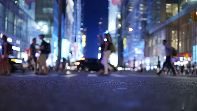 城市街道地标景观以都市都市为背景。高峰时段的交通和通勤者的场景视频素材