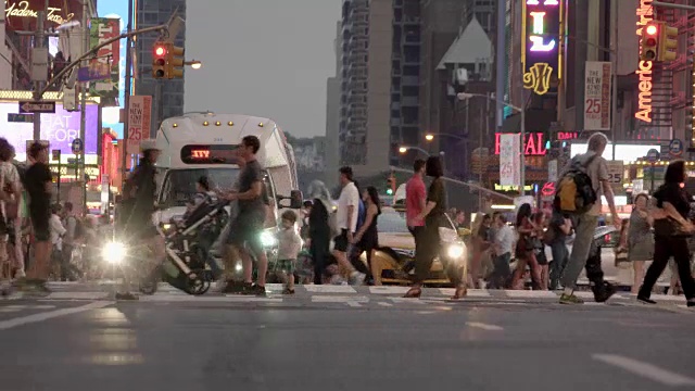 在城市中行走的人群。行人穿过繁忙的街道。都市都市生活背景视频素材