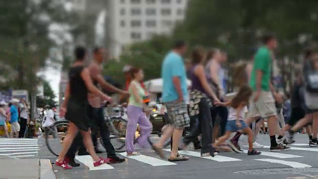 在城市中行走的人群。行人穿过繁忙的街道。都市都市生活背景视频下载