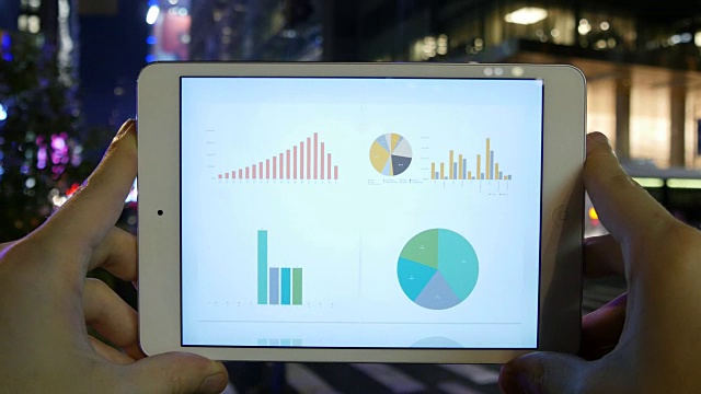 看看数字平板电脑屏幕，分析业务增长图表。金融投资战略背景视频下载