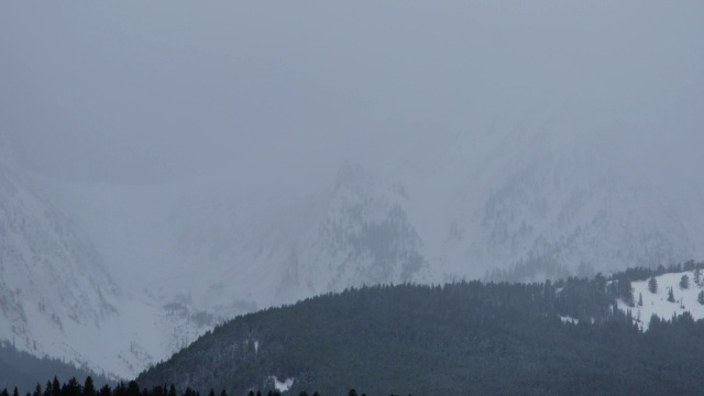 云遮蔽了雪山和森林。视频素材