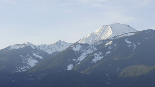 日出照亮了雪山。视频素材