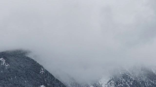 云雾遮蔽了森林密布的山峰。视频素材