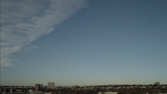 从空中俯瞰东河。城市天际线可见。视频素材