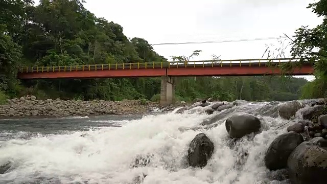 一辆洛杉矶卡车正在哥斯达黎加某地的一座桥上行驶视频素材