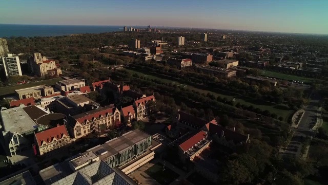 在晴朗的秋日，芝加哥大学上空的广角镜头视频素材