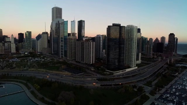 空中面向西北，在港口停靠的船只上向芝加哥的天际线移动视频素材