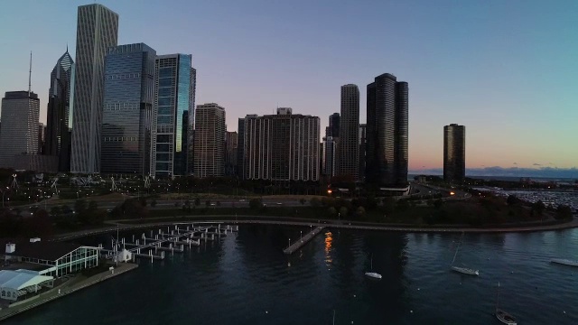 空中面向北门罗港，面向芝加哥天际线视频素材