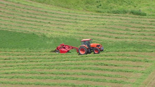 美国爱荷华州戴维斯县，WS TS航空POV拖拉机在农田收割草视频素材