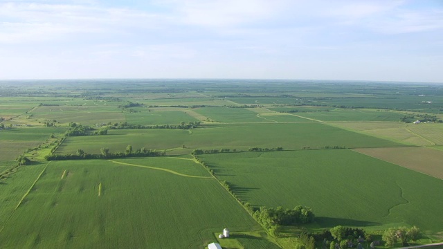 WS AERIAL POV农田/路易莎县，爱荷华，美国视频素材