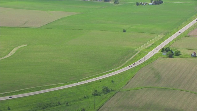 WS ZI AERIAL POV陆地车辆在农田道路上行驶/爱荷华州，美国视频素材