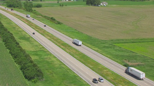 美国爱荷华州农田公路上行驶的WS TS ZO AERIAL POV卡车视频素材