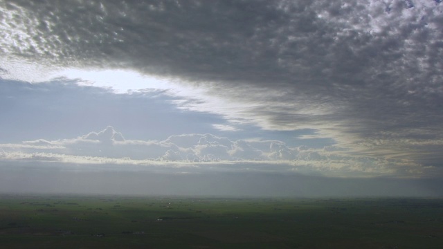 WS AERIAL POV视图美丽的灰色图案云在农田/特拉华州县，爱荷华州，美国视频素材