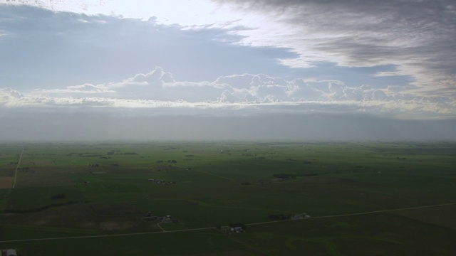 美国爱荷华州特拉华州上空美丽的图案云的WS AERIAL POV视图视频素材