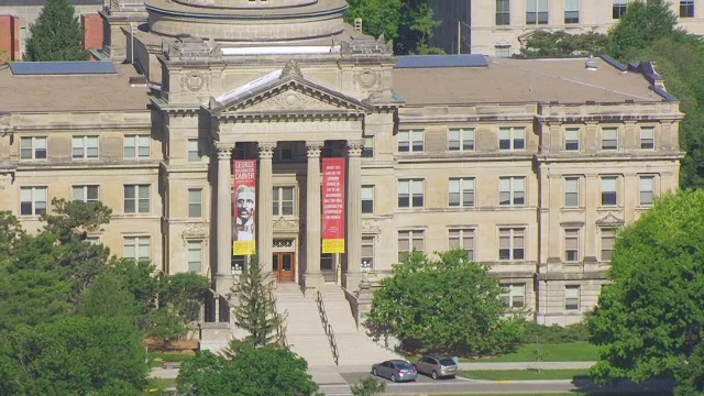 WS ZO AERIAL POV View Beardshear Hall Building / Ames，美国爱荷华州视频素材