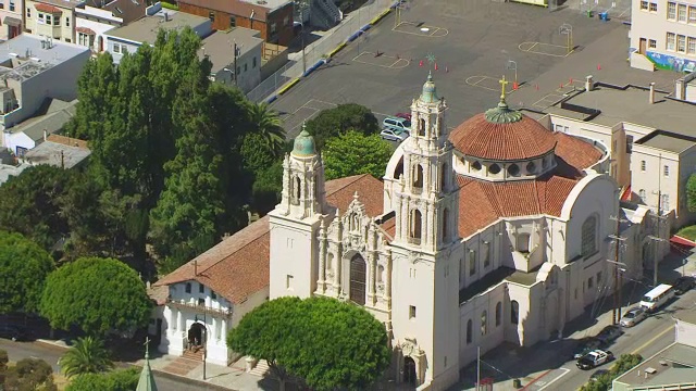 WS ZO AERIAL POV鸟瞰Dolores教堂与城市景观，汽车在道路上移动/旧金山，加利福尼亚，美国视频素材