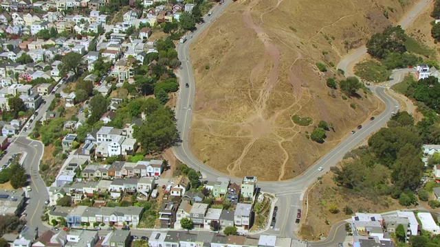 在Bernal Heights公园的小房子，拥挤的城市景观区域背景/旧金山，加利福尼亚，美国视频素材