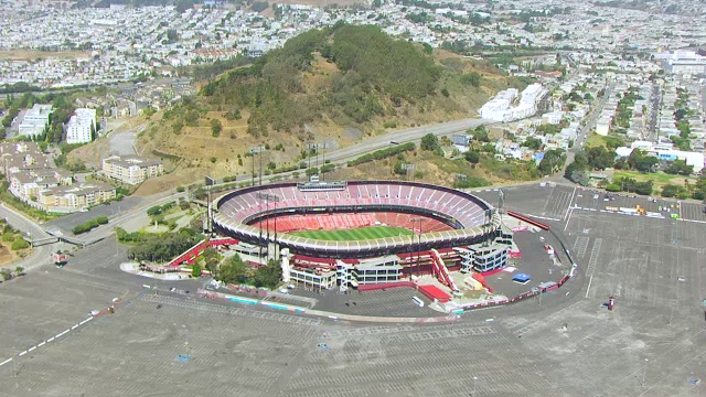 烛台公园体育场的WS AERIAL POV视图，拥挤的城市看到的背景/旧金山，加利福尼亚，美国视频素材