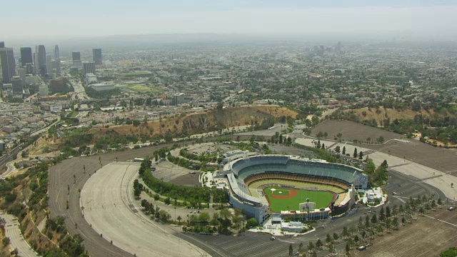 Dodger Stadium with downtown Los Angeles in background /洛杉矶，加州，美国视频素材