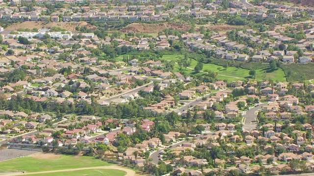 住宅小区的WS AERIAL POV视图/ Temecula，加利福尼亚，美国视频素材