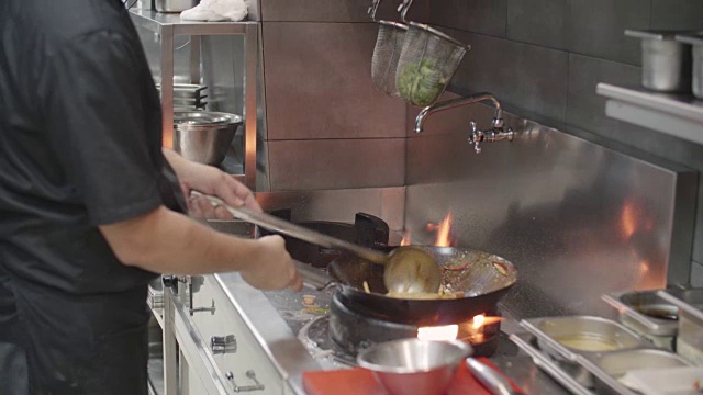 用锅做饭。视频素材画面3
